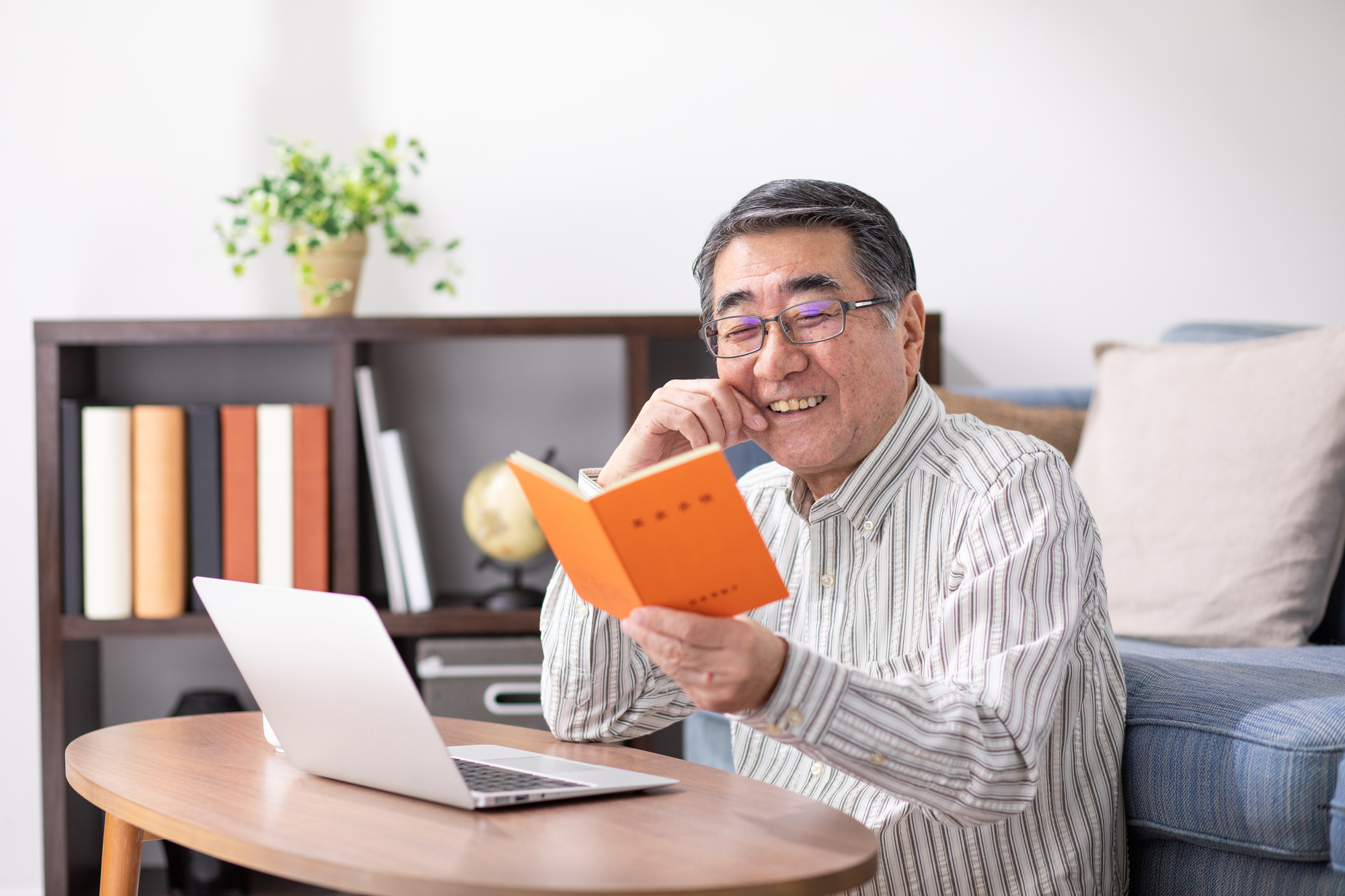 年金手帳を確認する男性