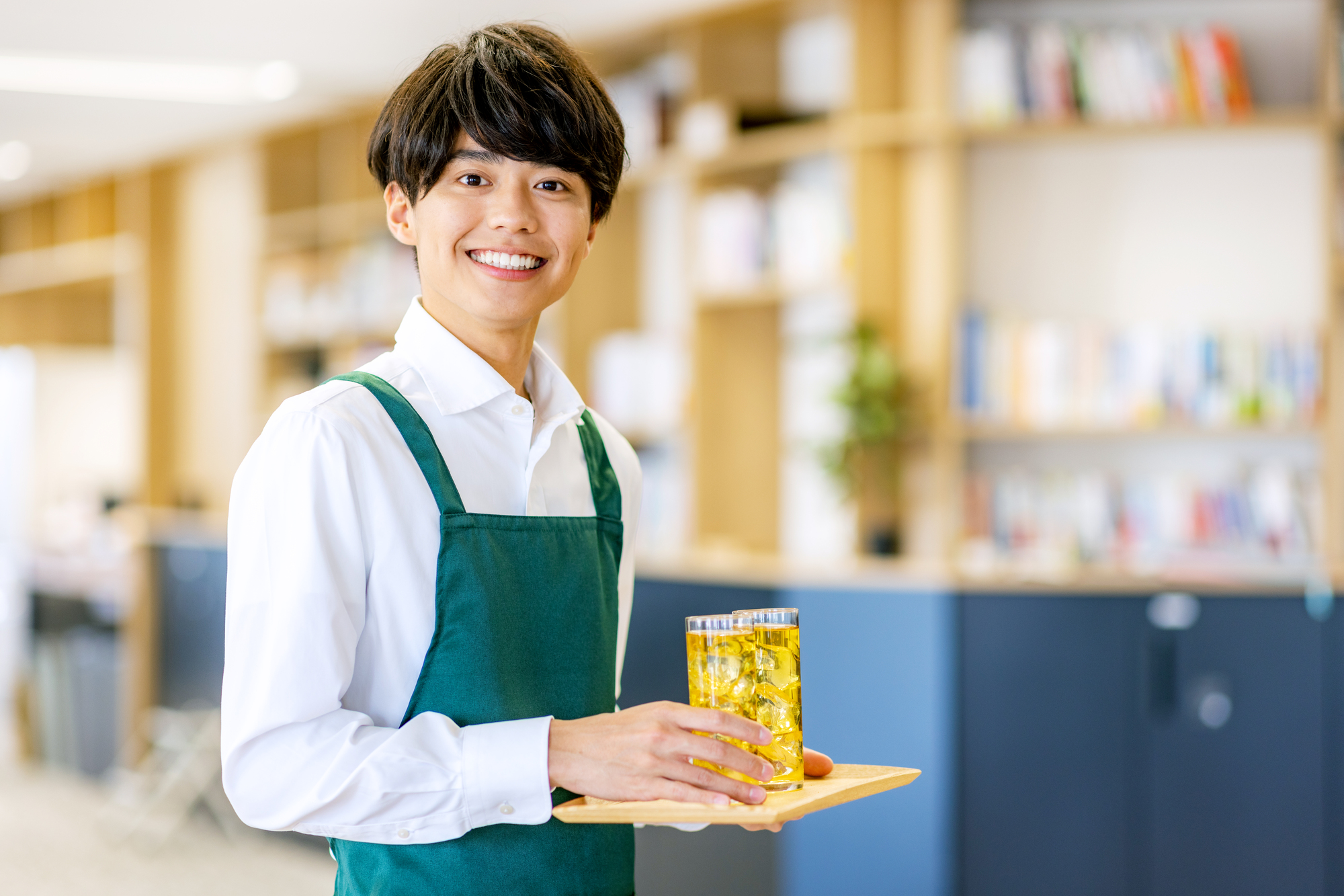 失業手当の受給中にアルバイトをする男性