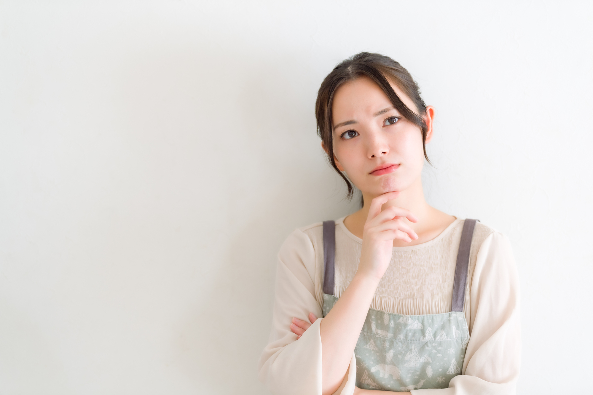 失業手当受給中にアルバイトをしてもいいか考える女性