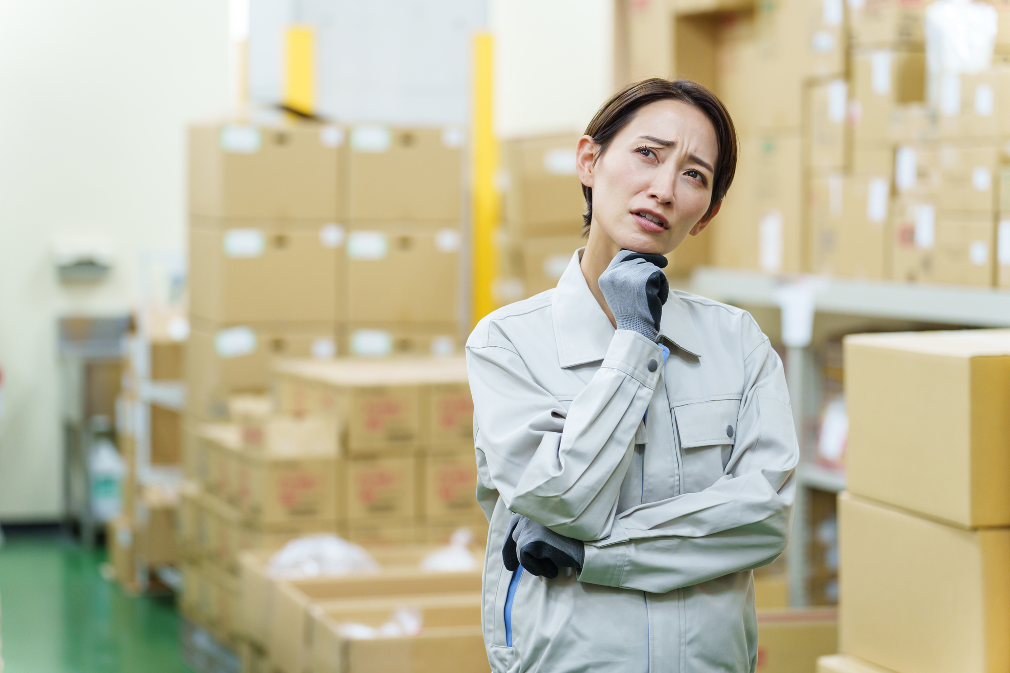 失業保険をもらいながらバイトする際の注意点を考える女性