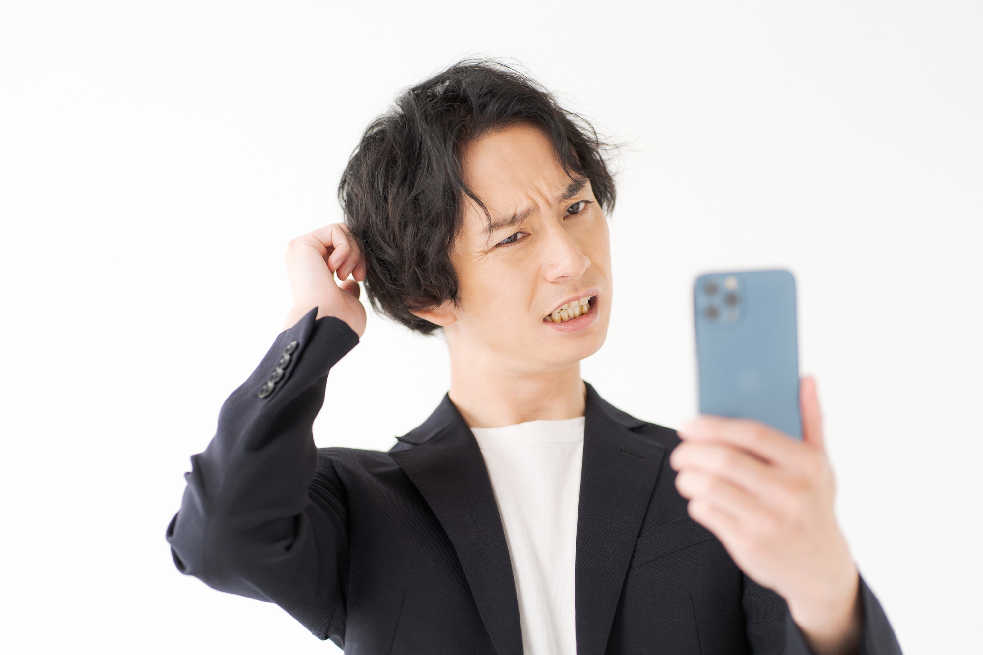 失業認定日までに就職が決まったらどうなるか考える男性