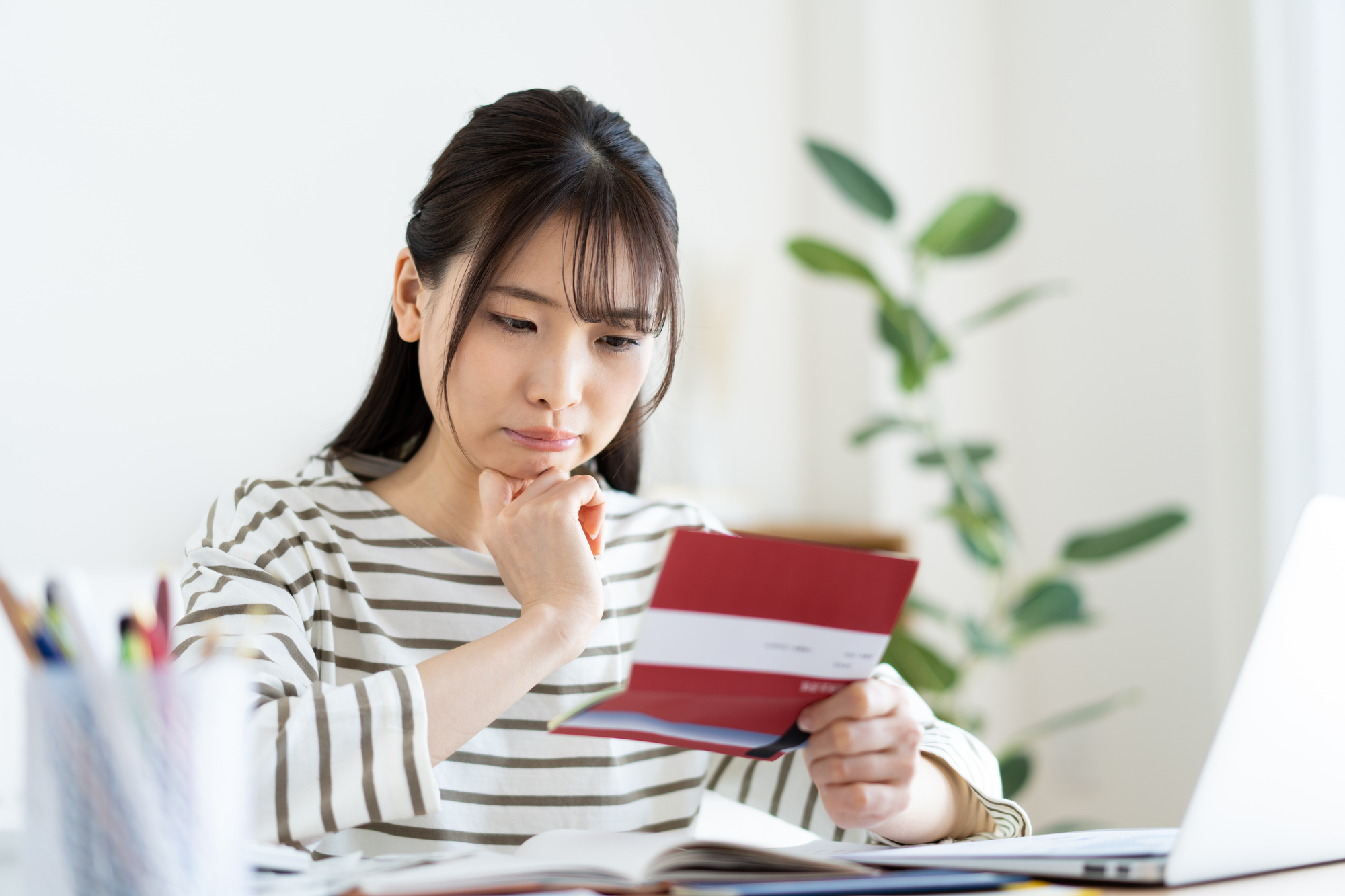 まだ失業保険が振り込まれない女性