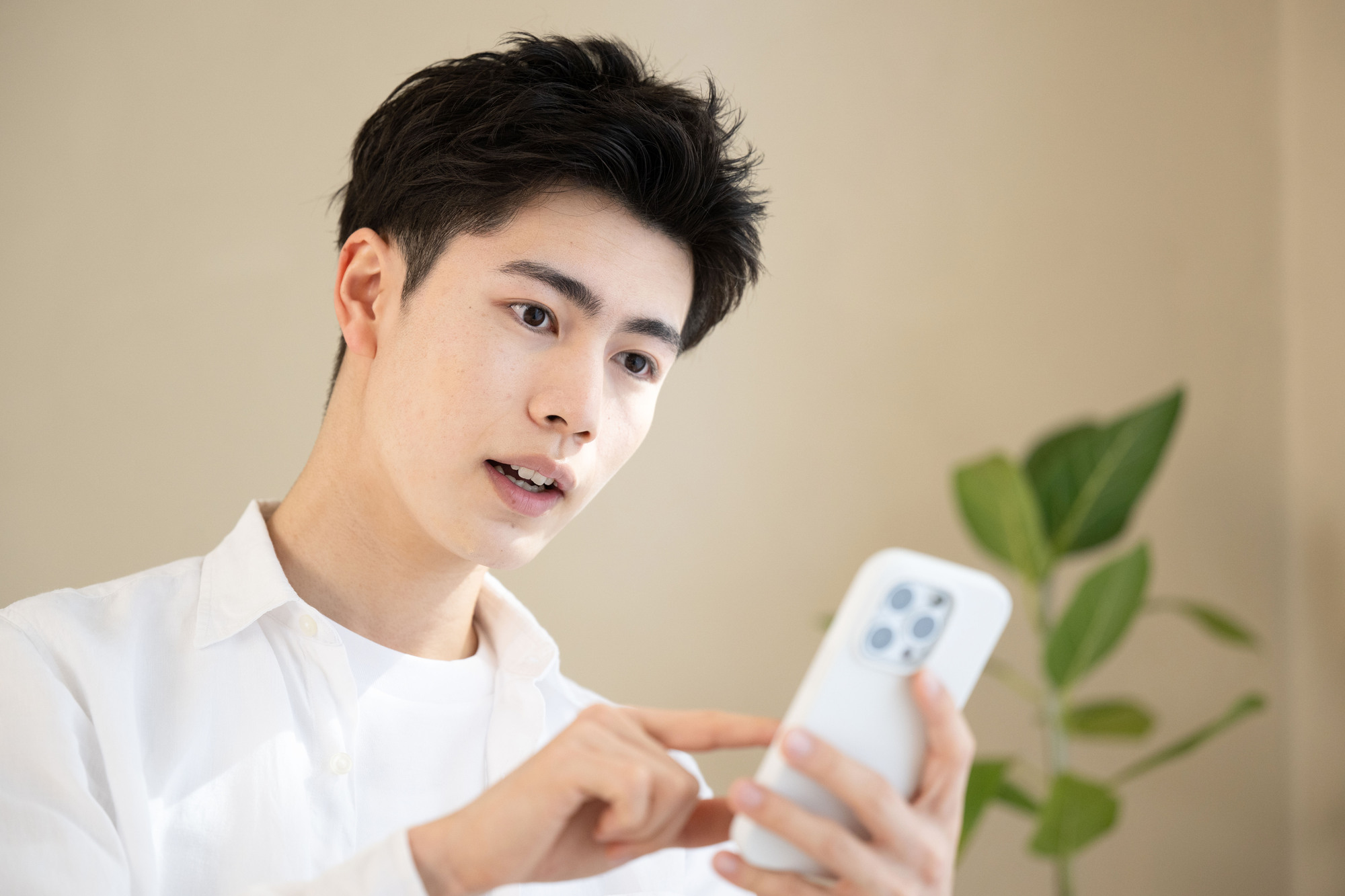 初回認定日に準備することを確認する男性