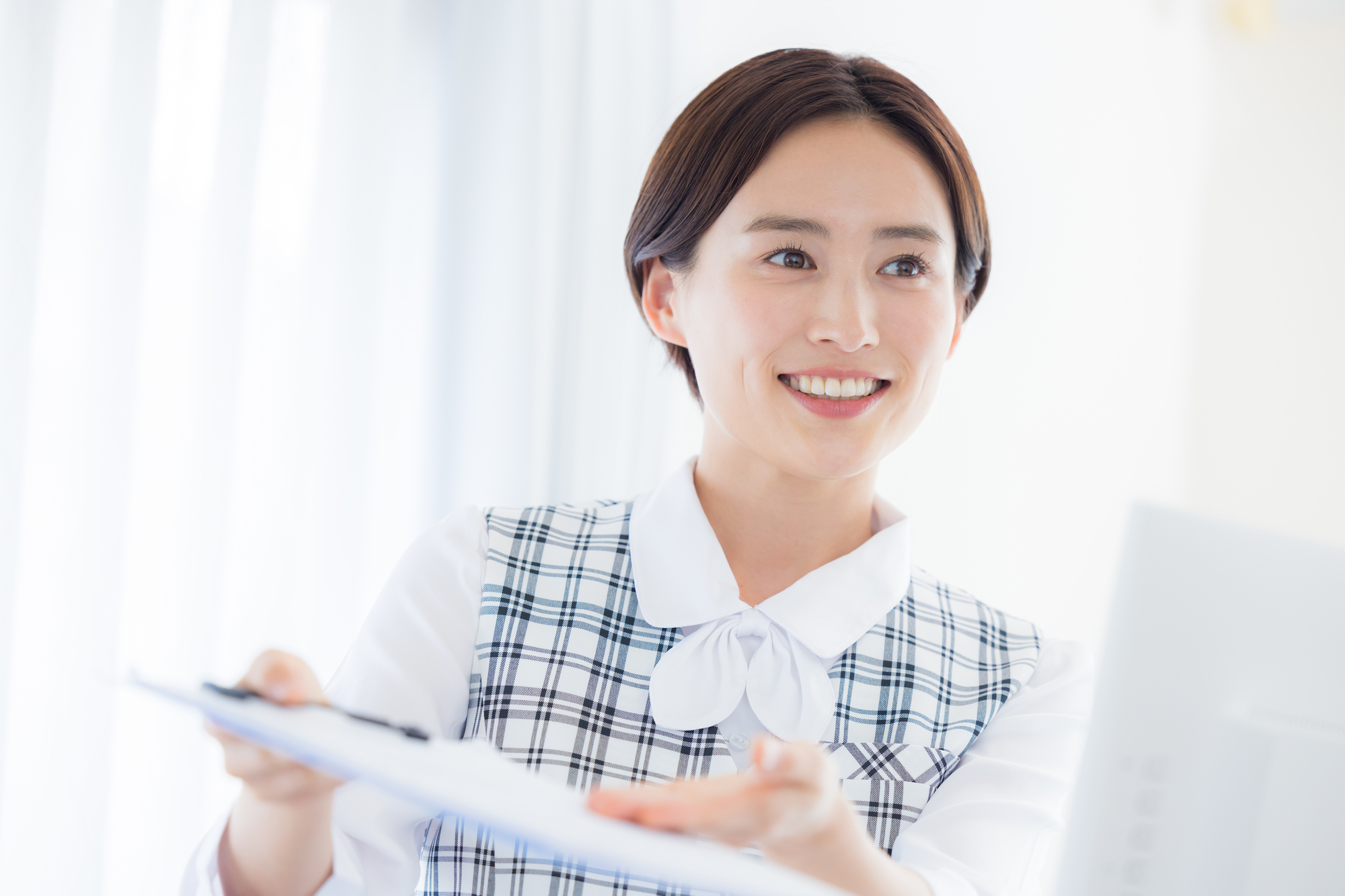 失業手当受給中のアルバイトについて案内する女性