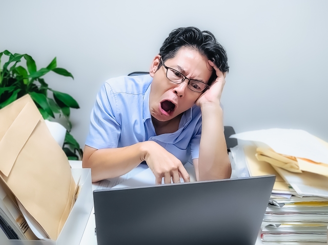 会社が倒産しそうなビジネスマン