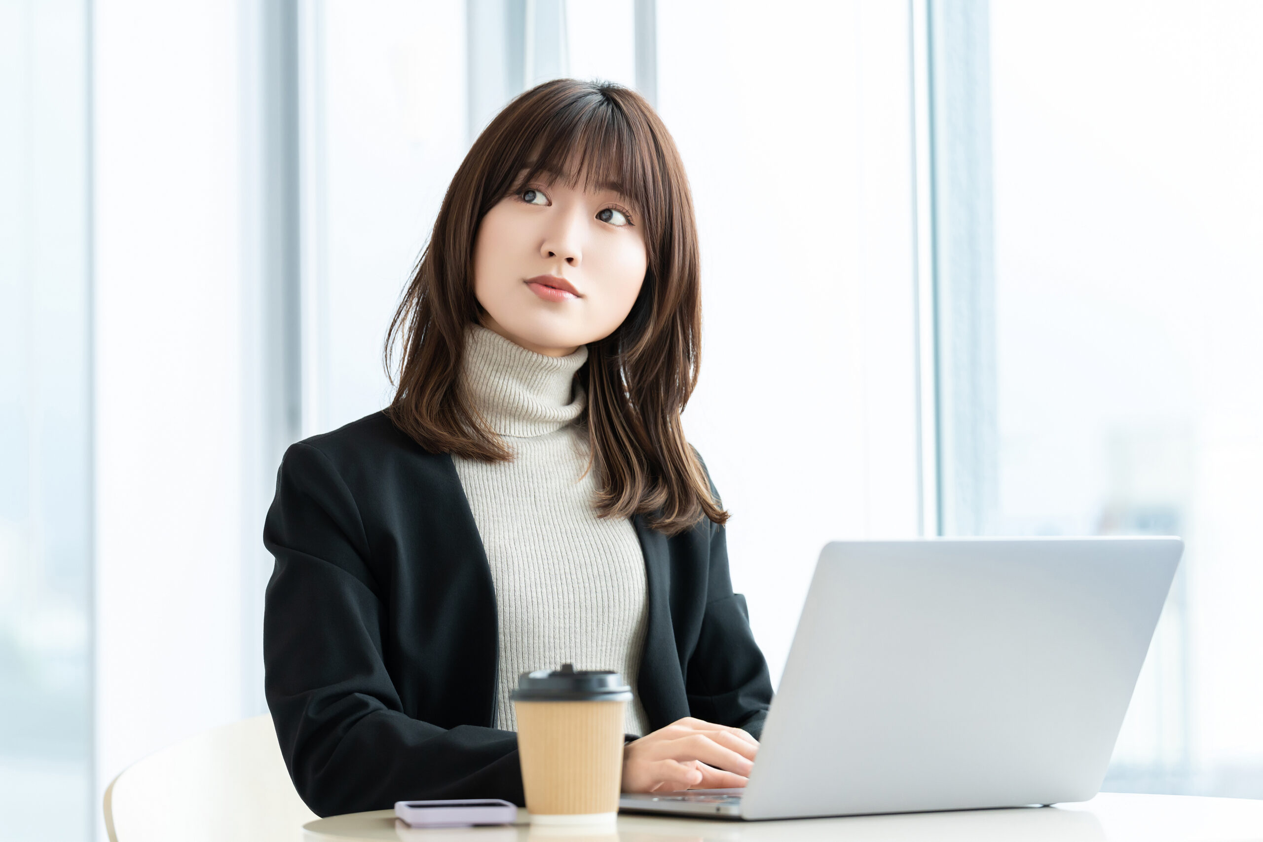 傷病手当金に税金がかかるか考える女性