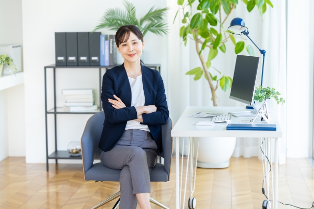 傷病手当金のルールを解説する女性