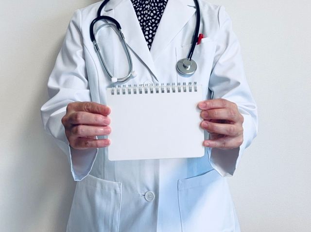 ポイントを伝える医師