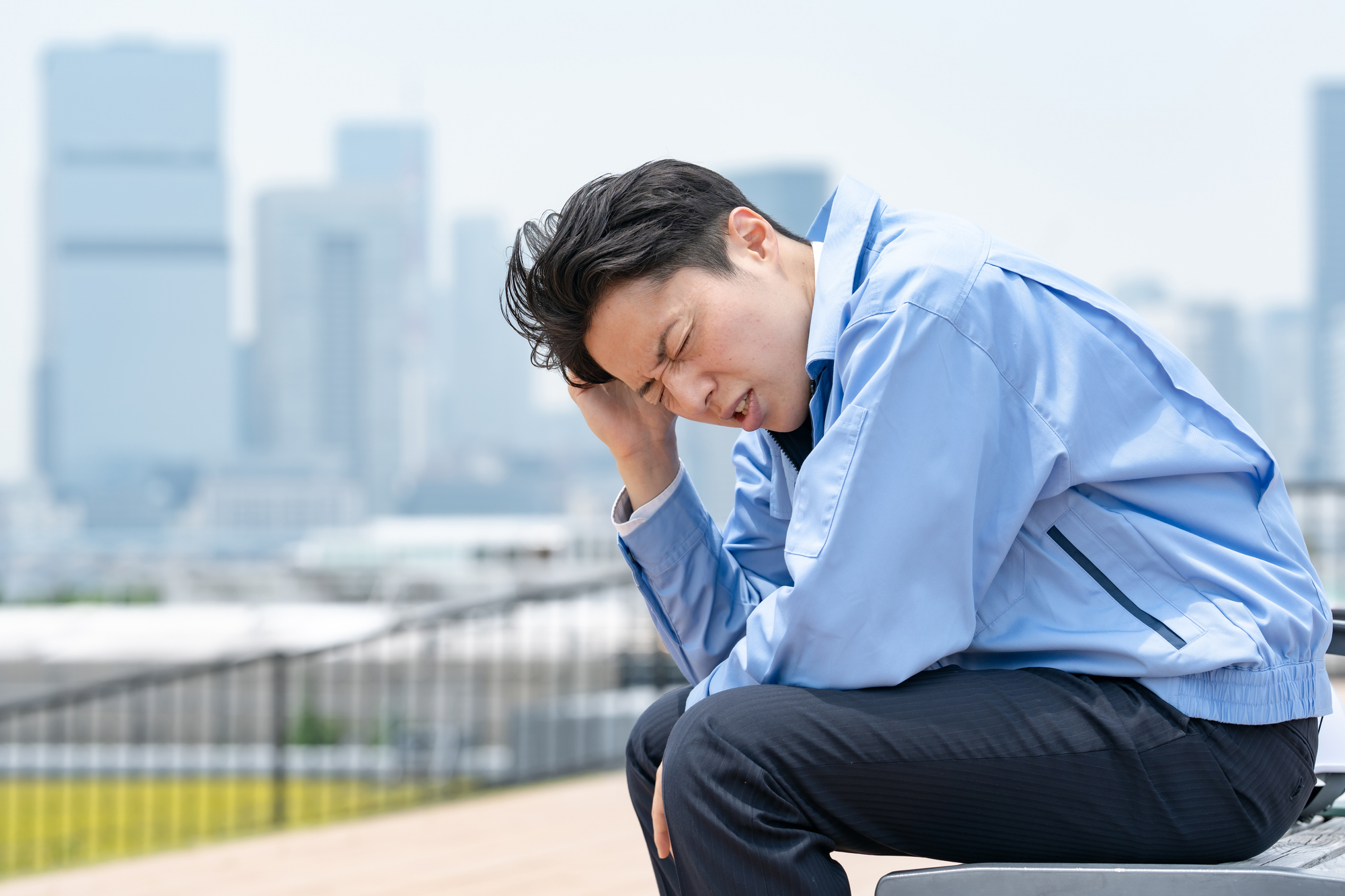 退職後の傷病手当金の注意点について考える男性