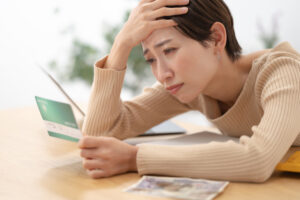 傷病手当金をもらいながら働く方法はある？アルバイトならOK？収入を得る方法や注意点を解説