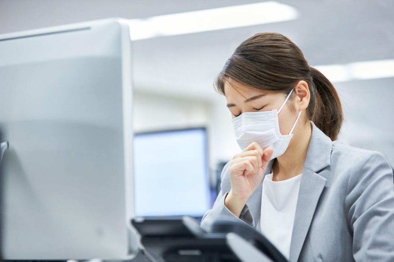 風邪を引いている女性