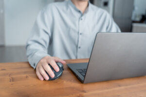 派遣社員として働く男性