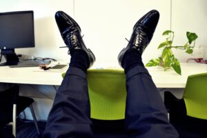 足を載せるサラリーマン